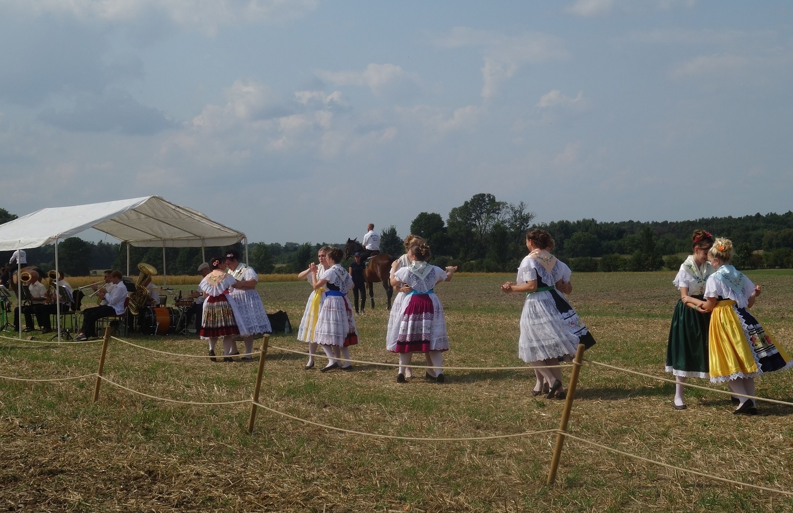 Blick auf die Mädchen in ihren schönen Festtagstrachten.