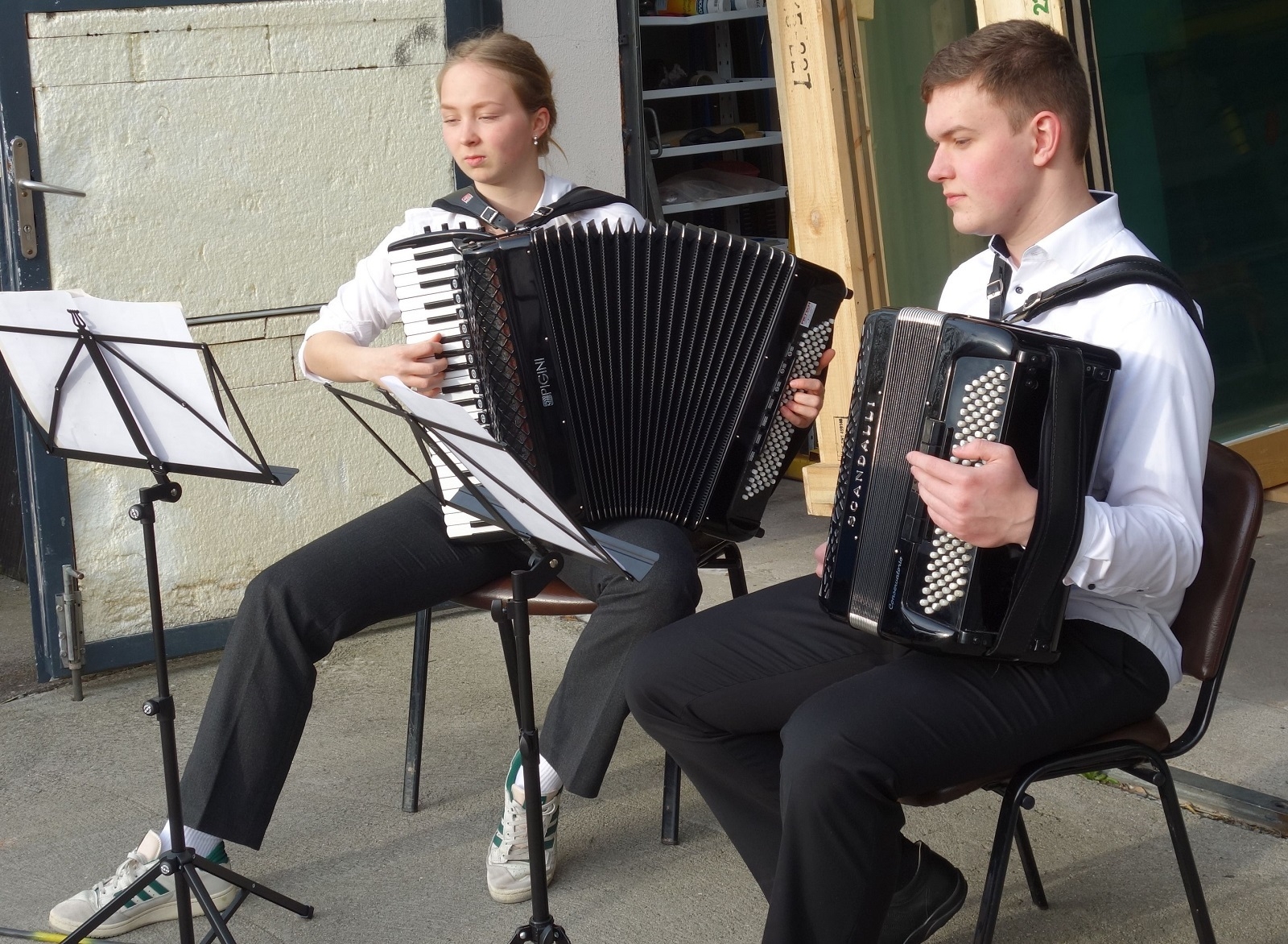 Pauline und Richard von der Ströbitzer Jugend spielten erstmals als Duo zusammen und begrüßten die Gäste musikalisch.